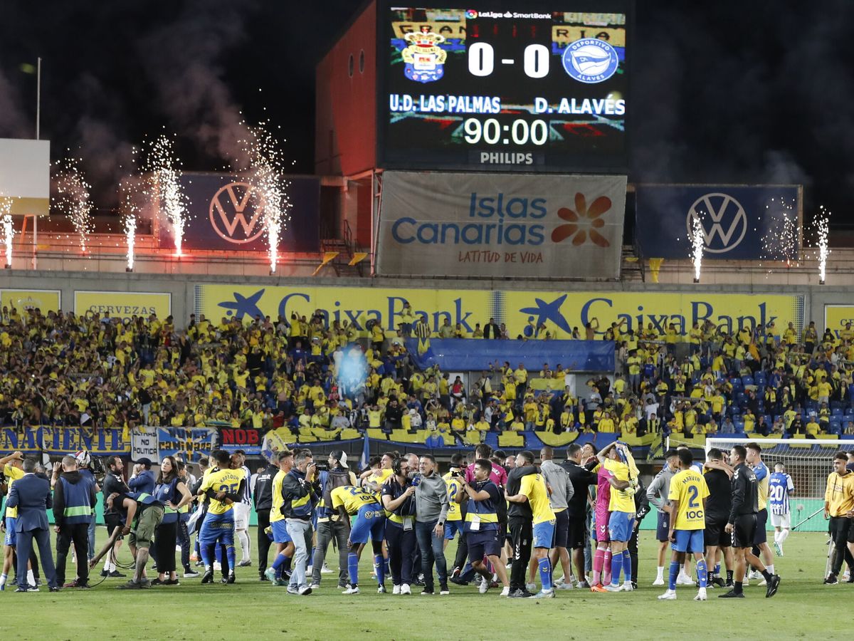 Foto: La UD Las Palmas celebra su ascenso en un abarrotado Estadio Gran Canaria. (Foto: E. Urquijo/EFE)