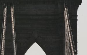 Misterio en NY: aparece una bandera blanca en Brooklyn Bridge