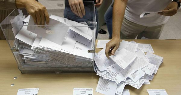 Foto: Así comienza el escrutinio en unas elecciones: miembros de una mesa electoral realizan el recuento. (Reuters) 