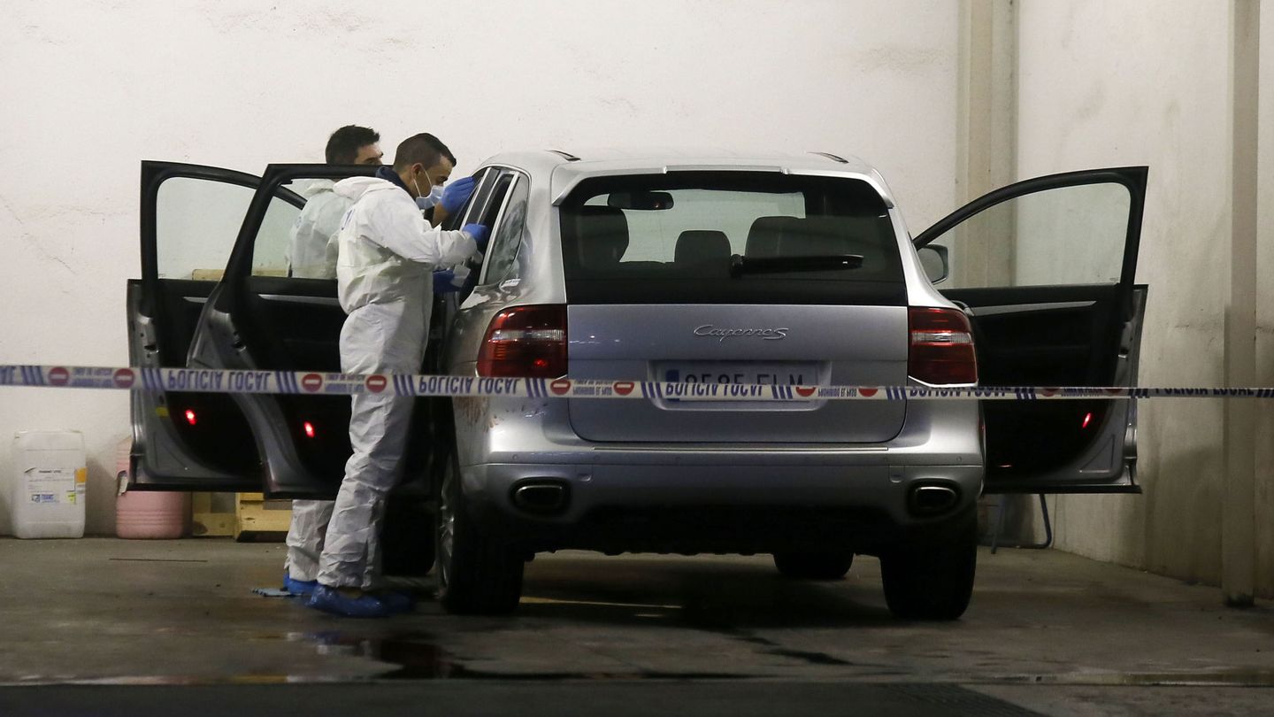 La policía científica analiza el coche de Mari Carmen tras el asesinato (EFE)    