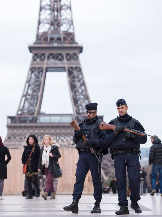 Policías franceses junto a la Torre Eiffel. (EFE)