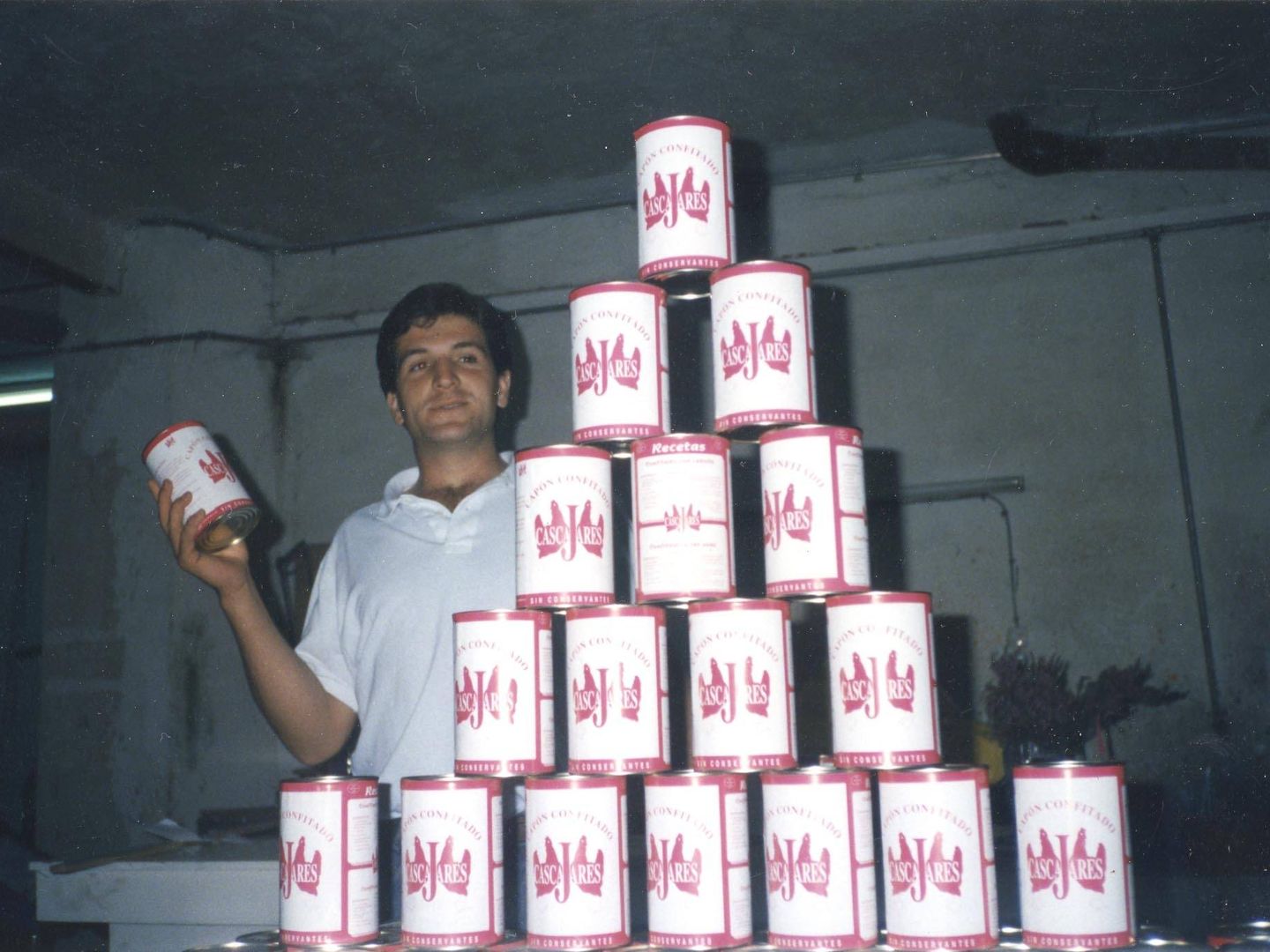 Alfonso hace años con las primeras latas de capón. (Cedida)