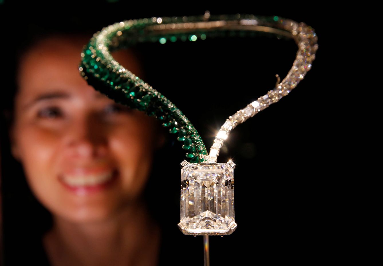 Collar de diamantes de De Grisogono expuesto antes de una subasta en Christie's Ginebra. (Reuters)