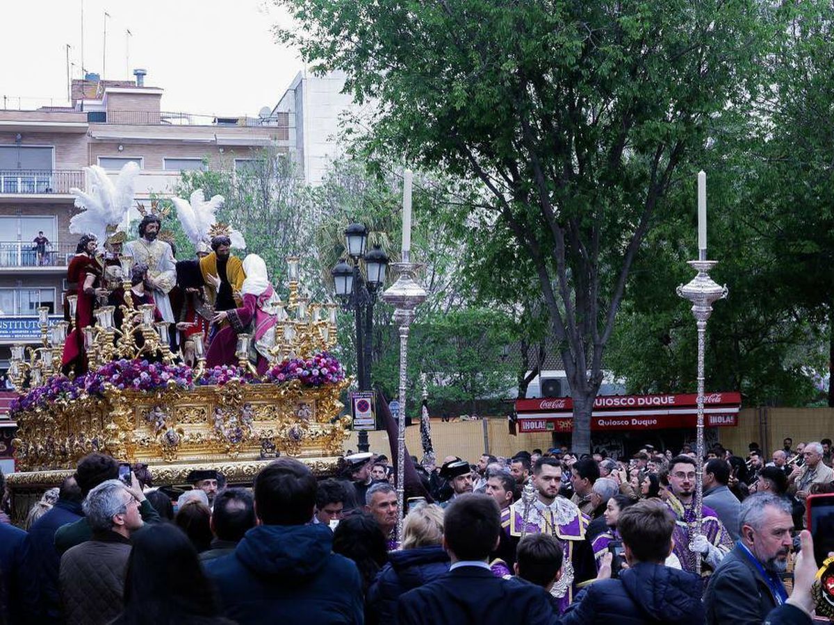 Foto: Qué significa el gallo que sale en esta procesión de la Semana Santa de Sevilla. (X / Hermandad del Carmen)