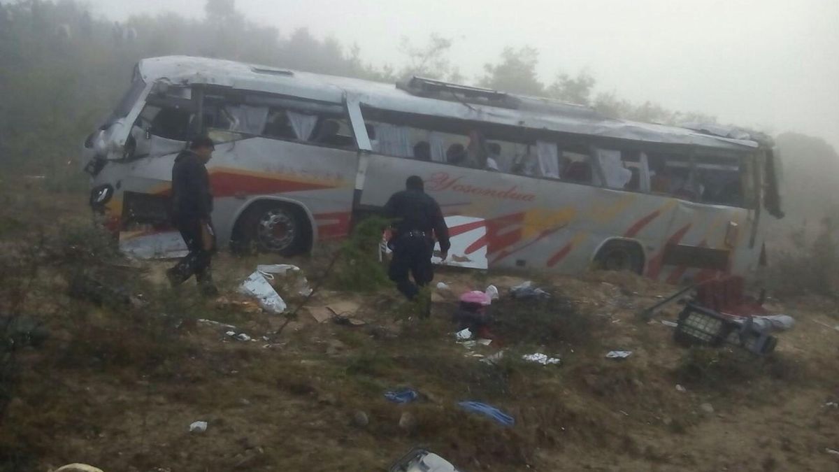 Mueren 21 personas en México al chocar un camión y un autobús de peregrinos
