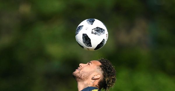 Foto: Neymar hace ejercicios con el balón en la cabeza en el entrenamiento de la selecicón brasileña. (EFE)