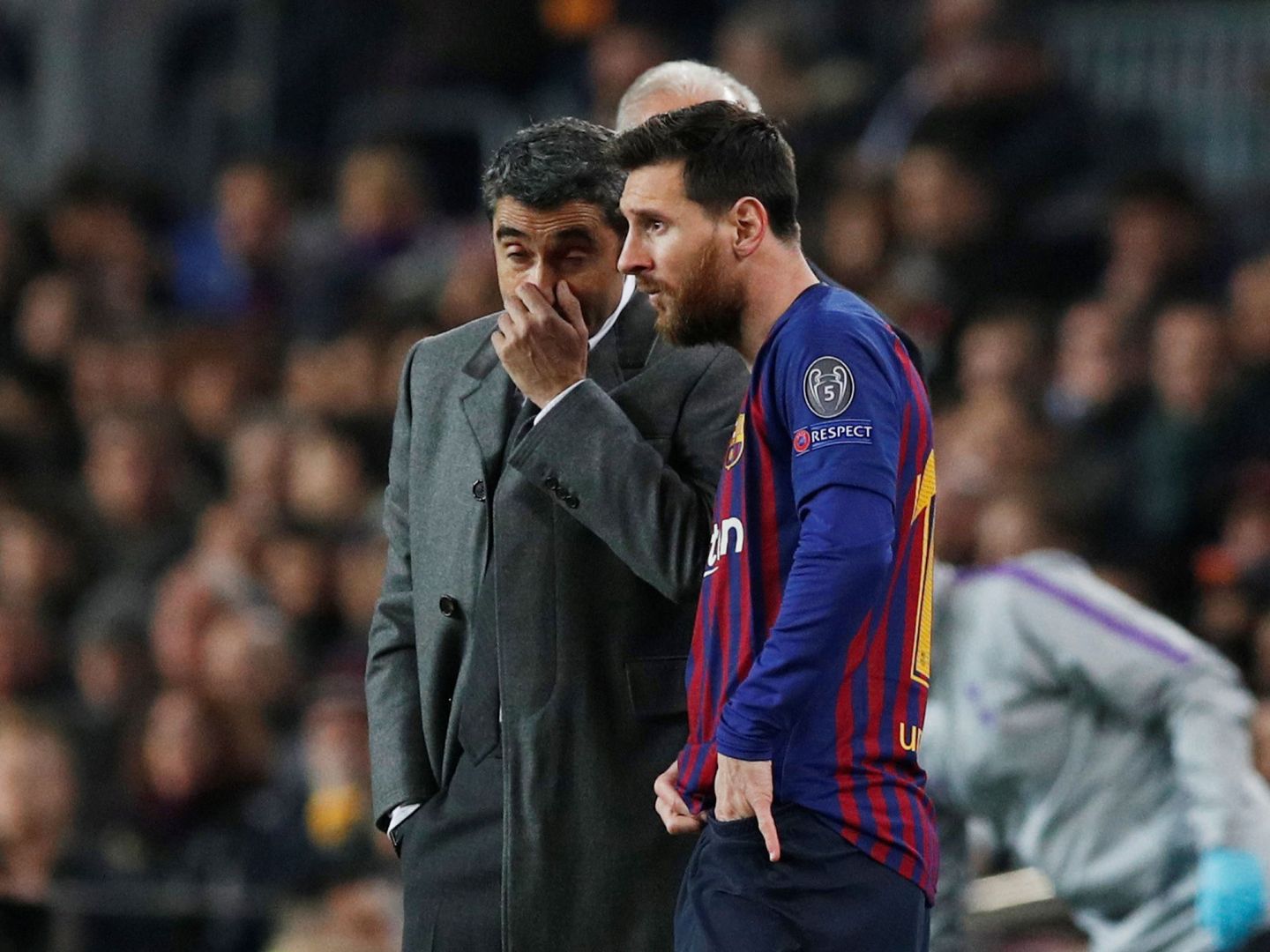 Ernesto Valverde, junto a Leo Messi en un partido de esta temporada en Champions. (Reuters)
