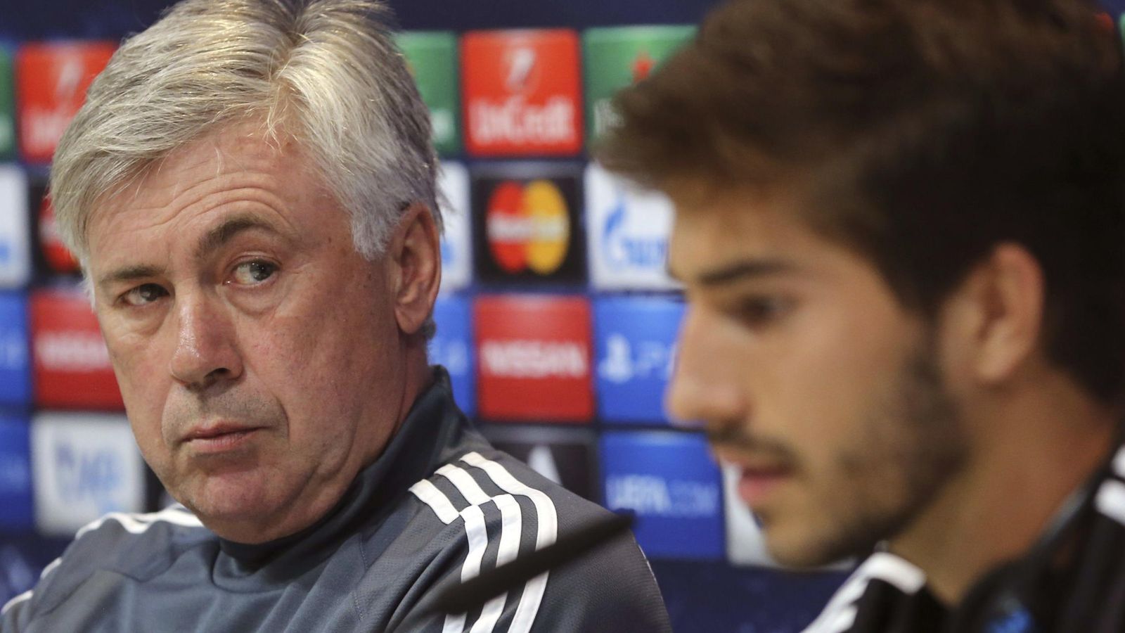 Foto: Ancelotti mira a Lucas Silva durante una rueda de prensa. (EFE)