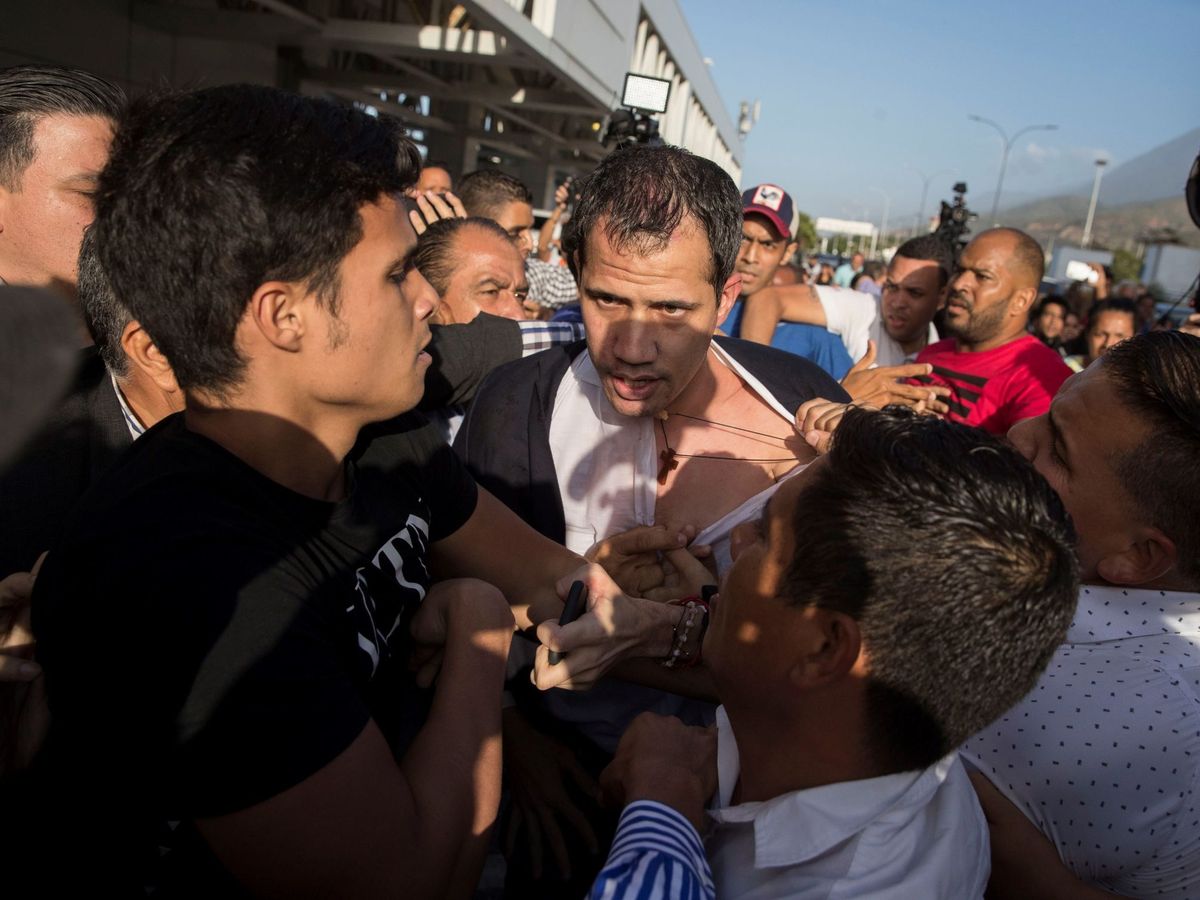 Foto: Guaidó, a su llegada a Caracas, donde ha sido agredido por una muchedumbre oficialista. (EFE)