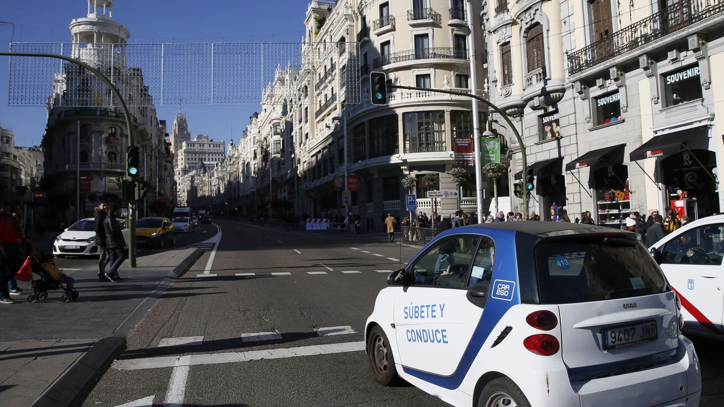 Un coche eléctrico de alquiler por Madrid. (EFE)