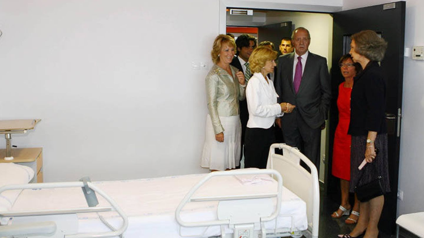 Los Reyes Juan Carlos I y Sofía, en la inauguración en 2008 del Hospital Puerta de Hierro de Majadahonda.