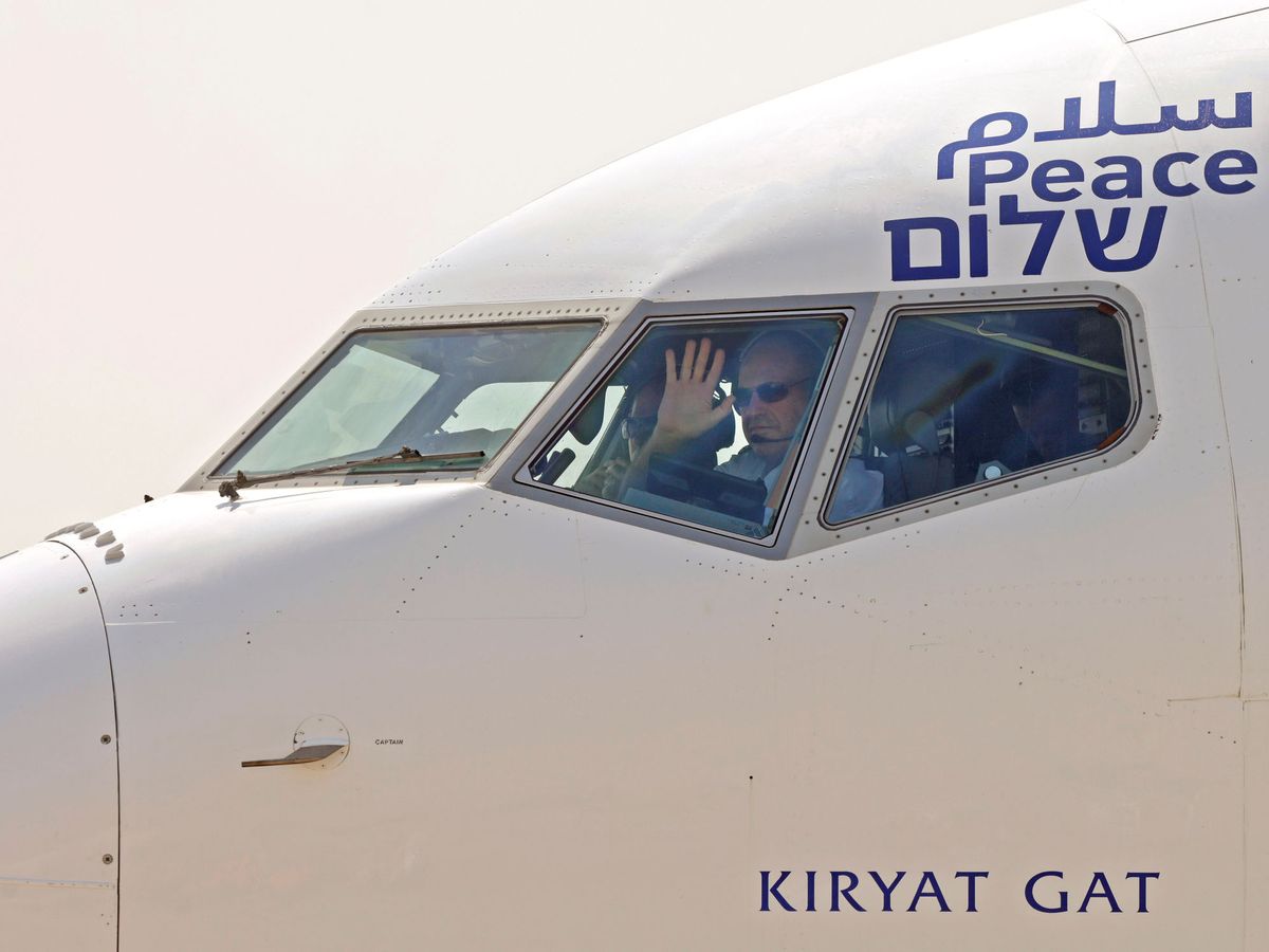 Foto: En el avión, el capitán saluda antes de despegar. (Reuters)