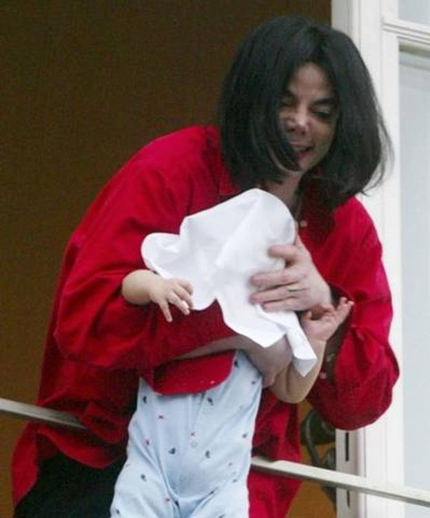 Foto: El día en que casi Michael Jackson lanza por el balcón a su hijo. (YouTube)