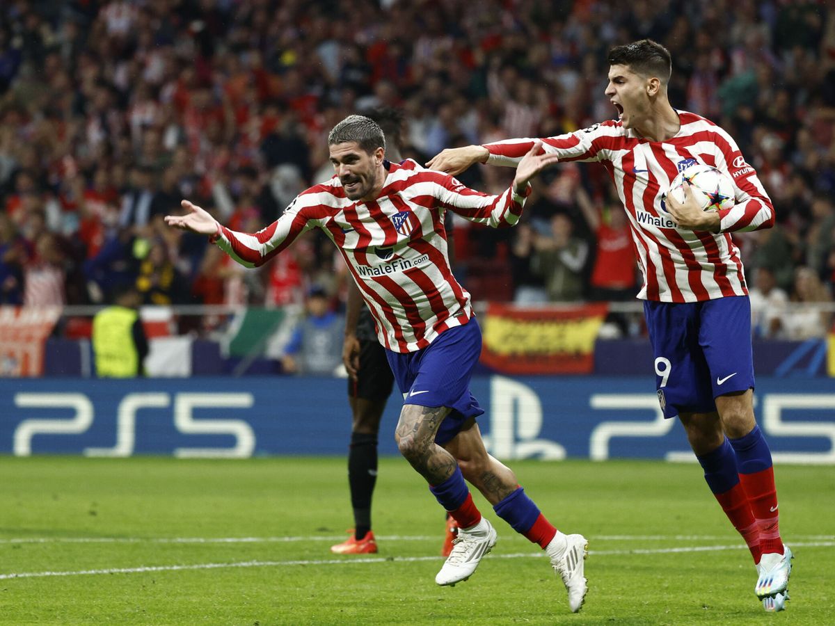 Foto: Rodrigo de Paul y Morata celebran el segundo gol del argentino. (EFE/Rodrigo Jiménez)