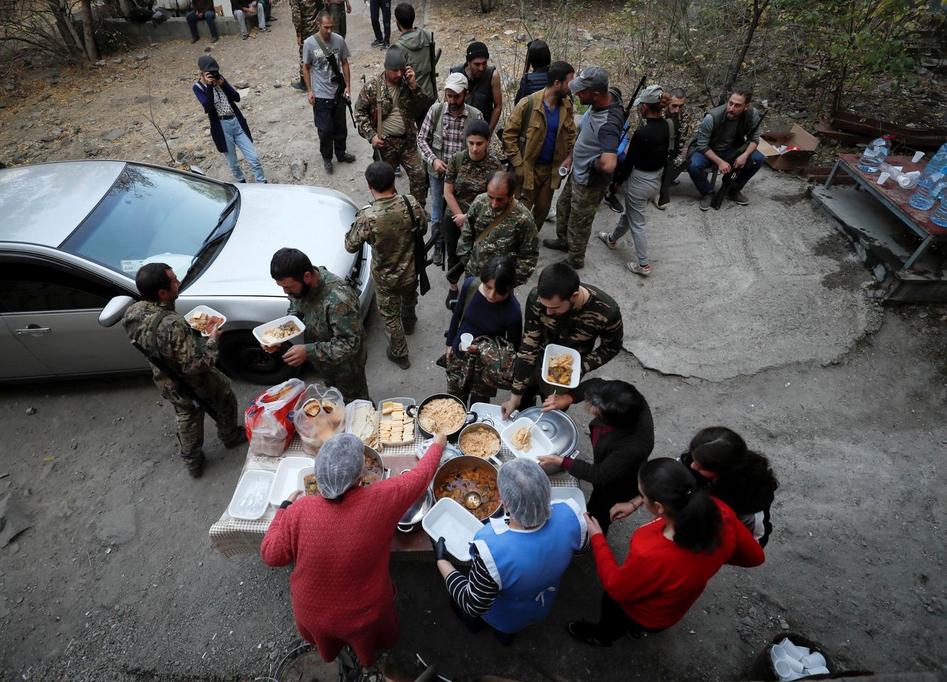 Unas mujeres reparten comida a voluntarios armenios que se han alistado en el frente. (Reuters)