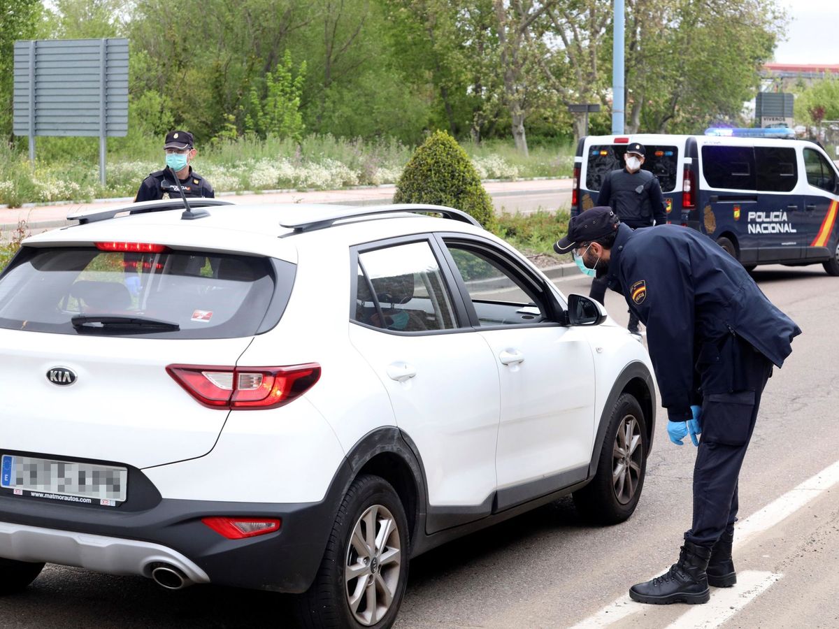 Foto: La Policía Nacional realiza este jueves un control de vehículos. (EFE)