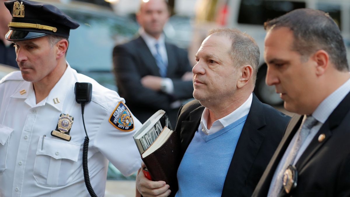 Harvey Weinstein arroja la toalla y se entrega en una comisaría de Nueva York