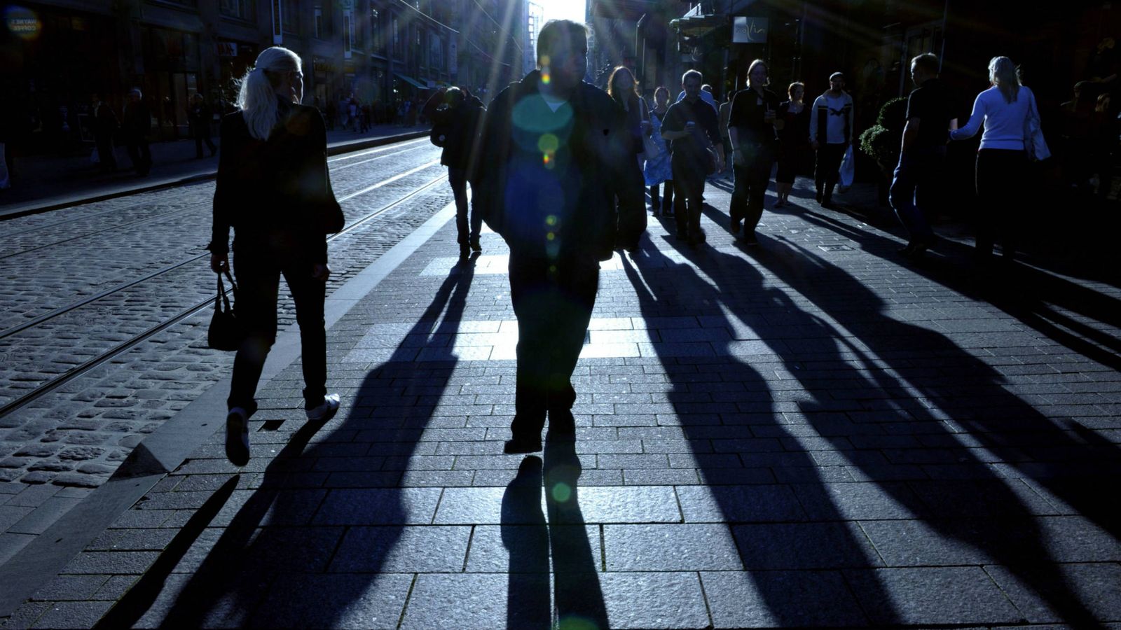 Foto: Finlandeses caminan por el centro de Helsinki. (Reuters) 