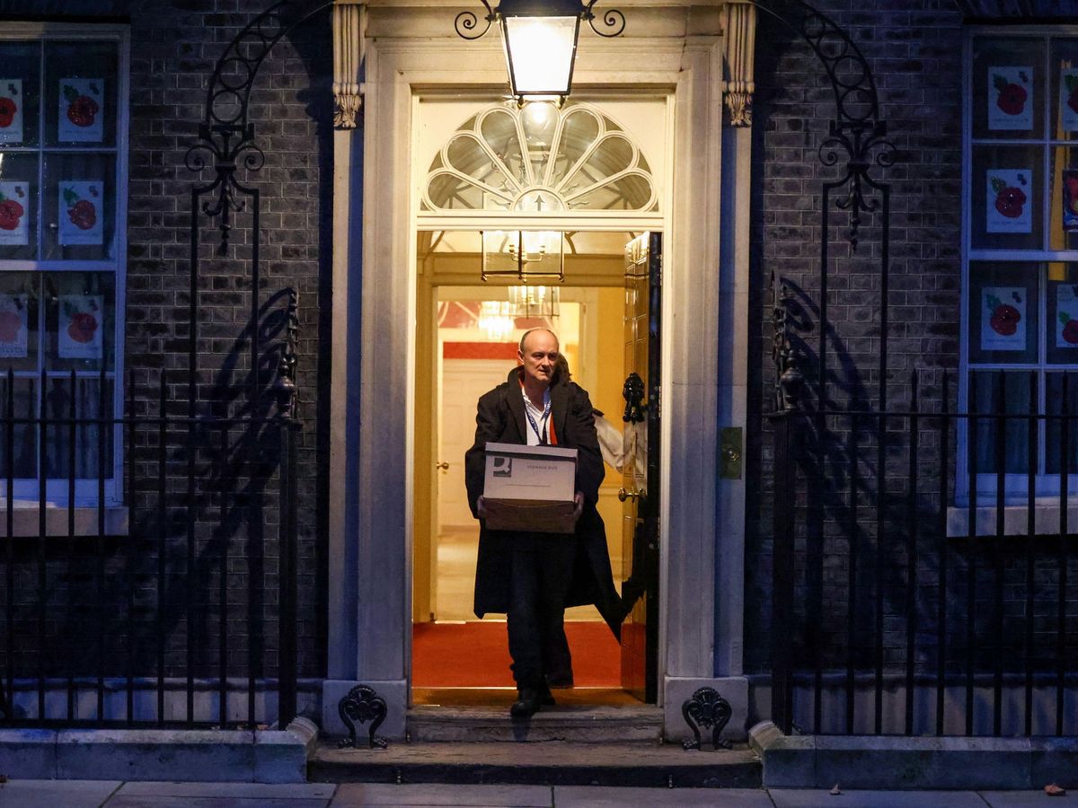 Foto: El asesor Dominic Cummings, cuando tuvo que abandonar el Número 10 de Downing Street. (Reuters)