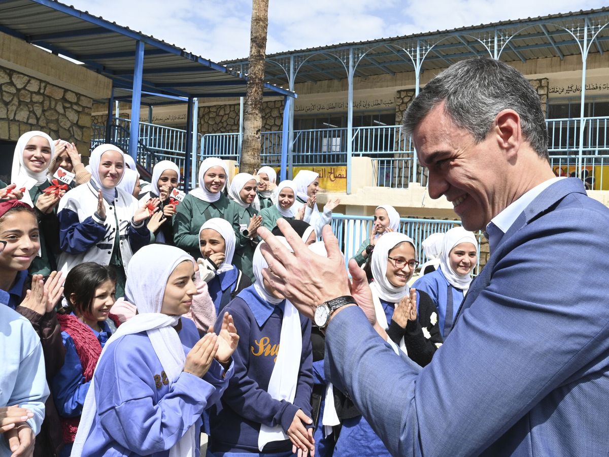 Foto: El presidente del Gobierno, Pedro Sánchez, visita el colegio femenino del campo de población refugiada palestina Jabal al-Hussein de la UNRWA en Amán, Jordania. (EFE/Moncloa/Borja Puig De La Bellacasa)