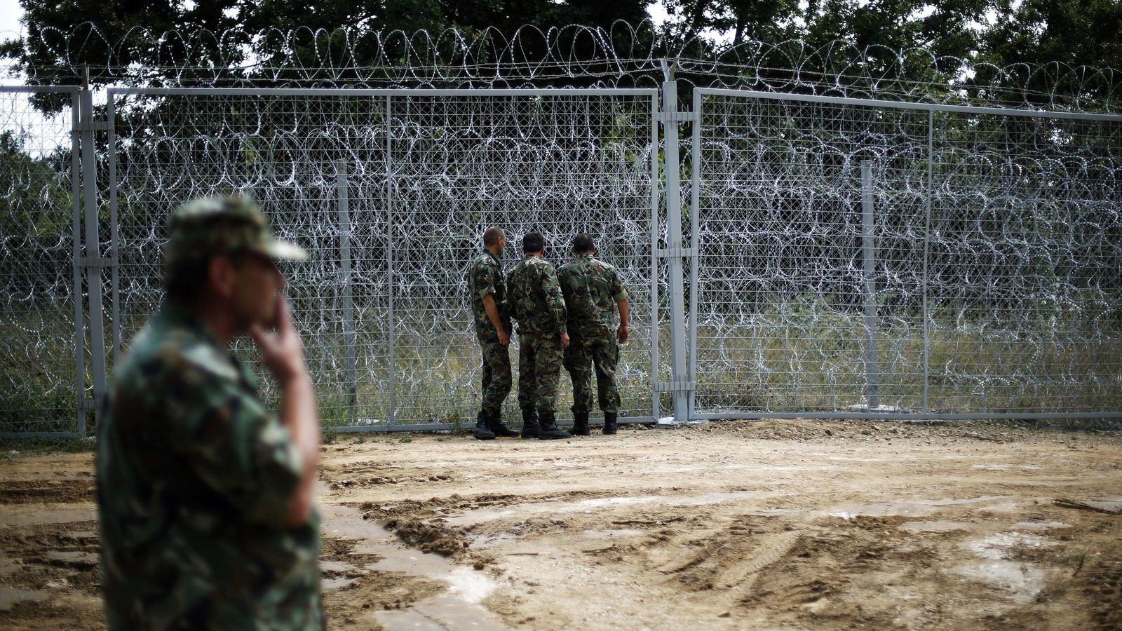 Foto: Militares búlgaros examinan la valla erigida en la frontera con Turquía (Reuters).