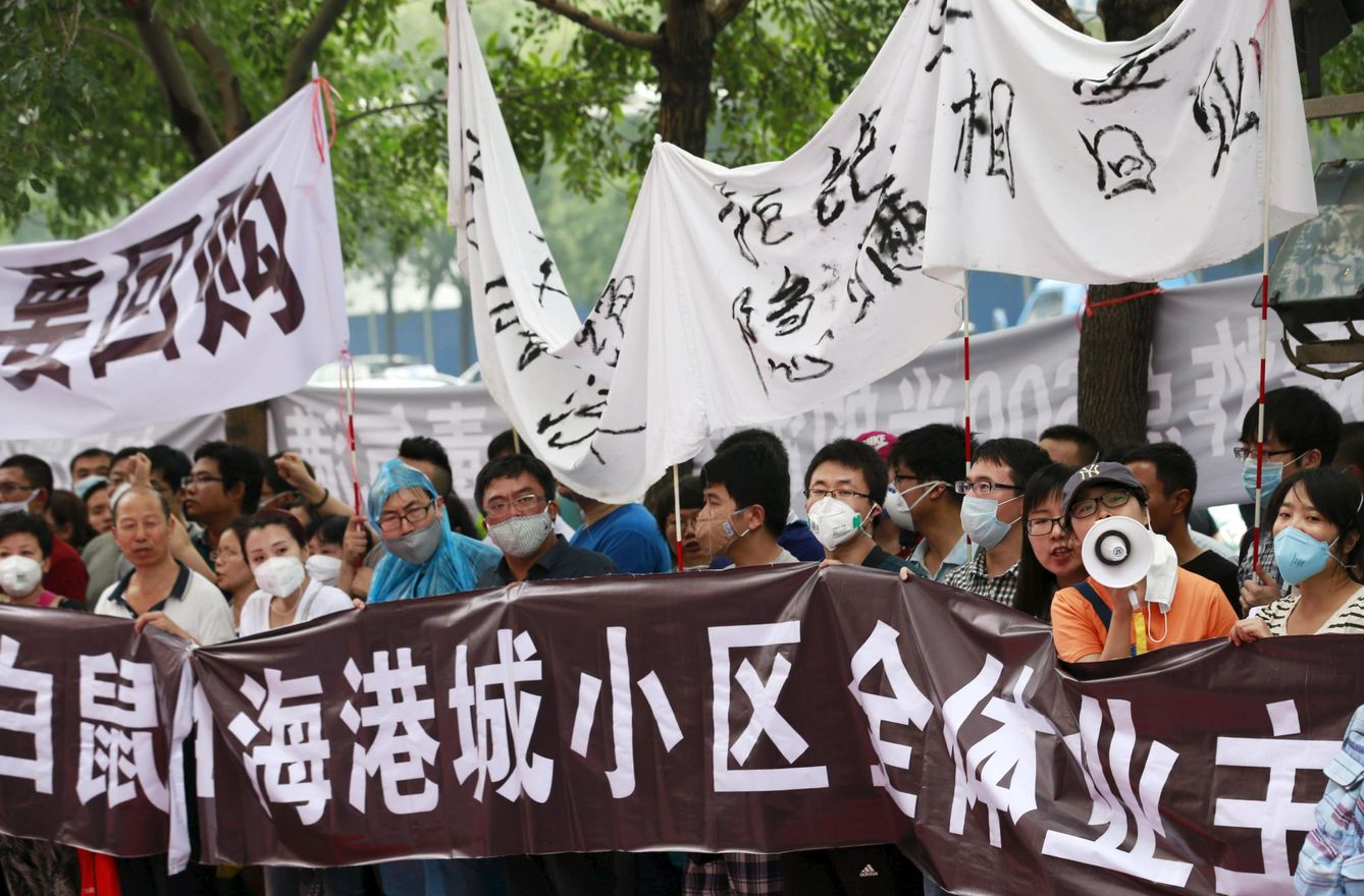 Manifestación de vecinos de Tianjin evacuados de sus casas. (Reuters)