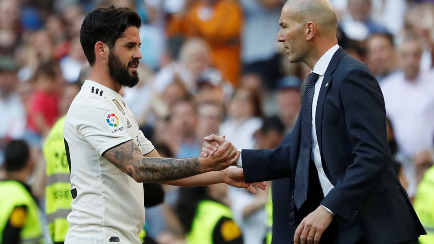 Isco y Zidane se saludan tras ser cambiado. (Reuters)