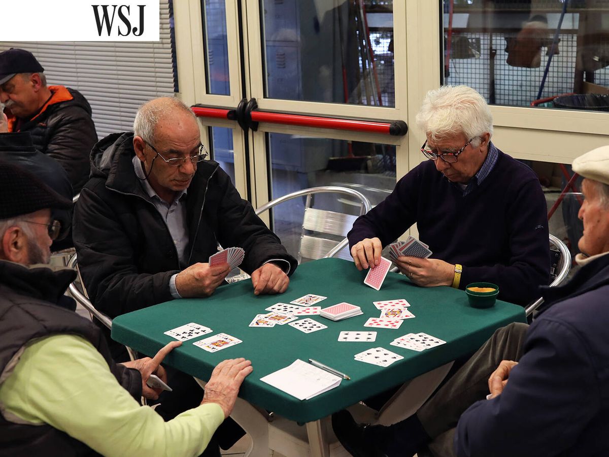 Foto: Un grupo de ancianos se reúne para jugar a las cartas. (Getty/Marco Di Lauro)