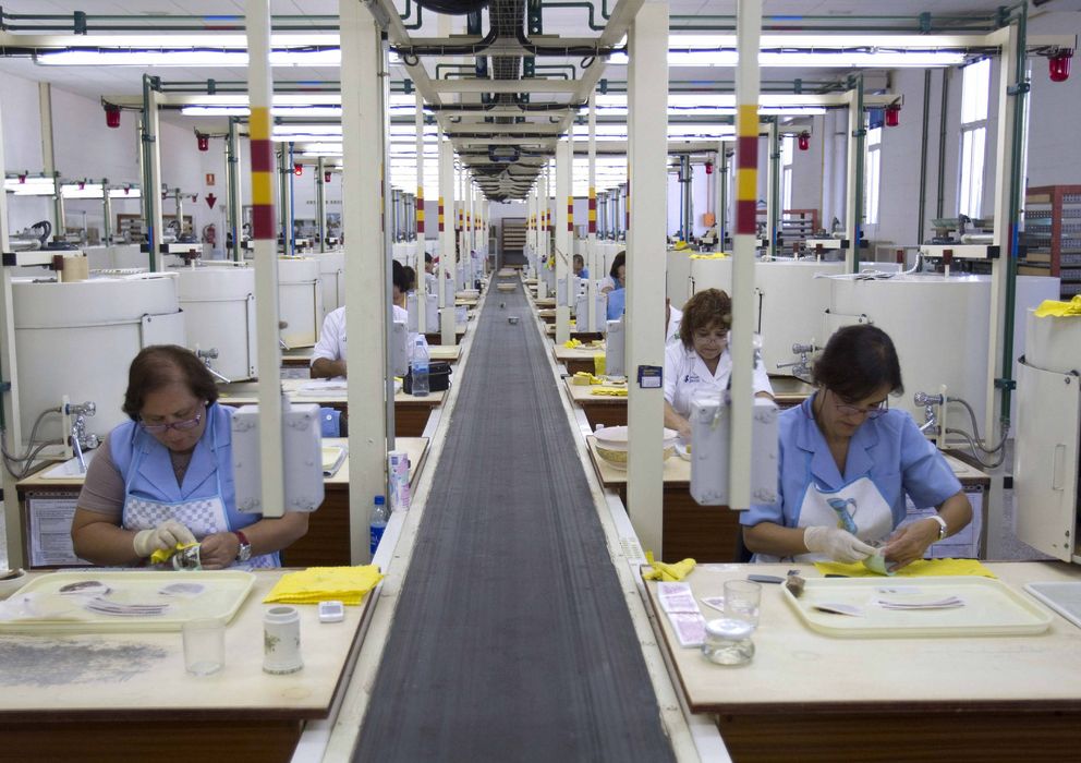Foto: Unas trabajadoras en una fábrica de Sevilla