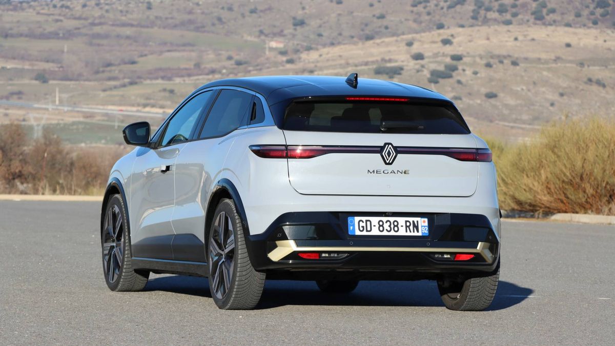 Probamos el nuevo Renault Mégane E-Tech, finalista eléctrico en el Car of  the Year 2022