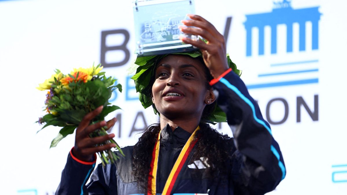 La etíope Tigist Assefa pulveriza el récord mundial de maratón en Berlín