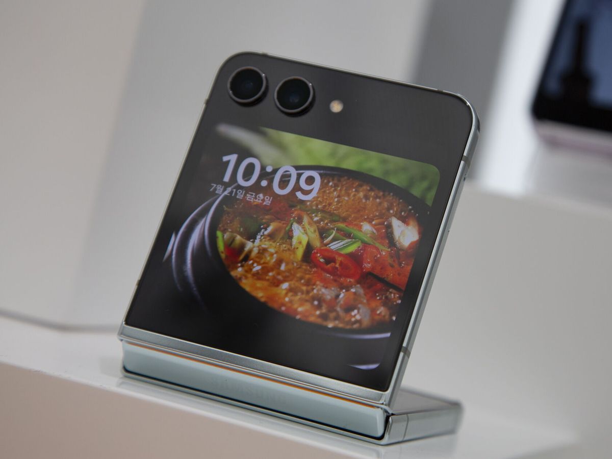 Foto: Samsung ofrece un portátil como regalo por la compra del Galaxy Z Flip 5 (EFE/Jeon Heon-Kyun)