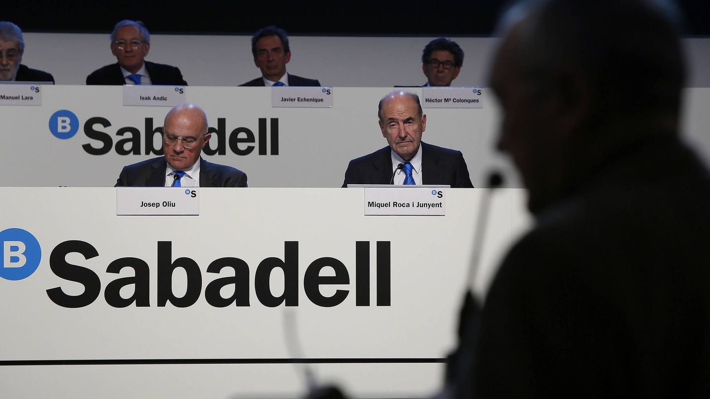 El presidente de Banco Sabadell, Josep Oliu (i), en la junta general de accionistas de la entidad.