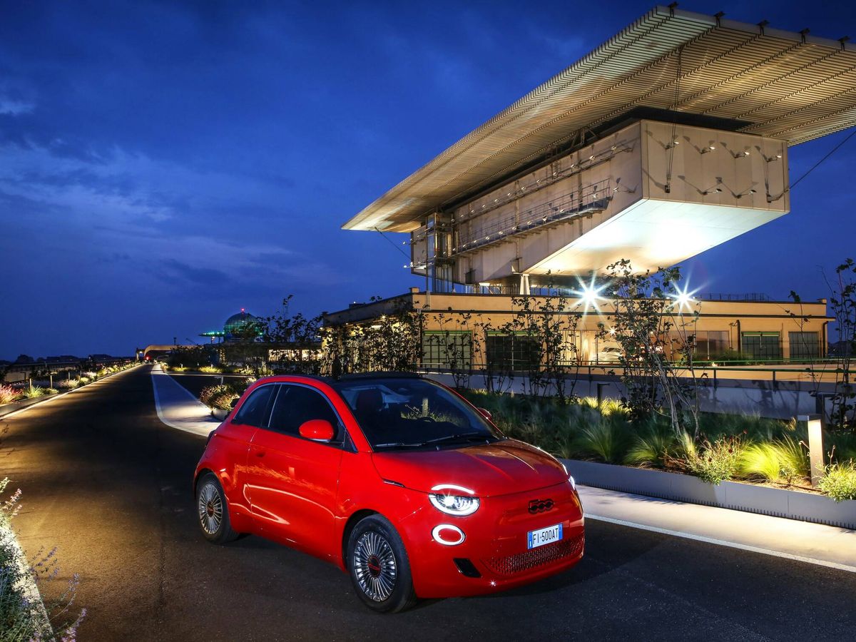 Foto: Fiat se asocia con (RED) para dar esta versión especial de su familia 500 al completo.