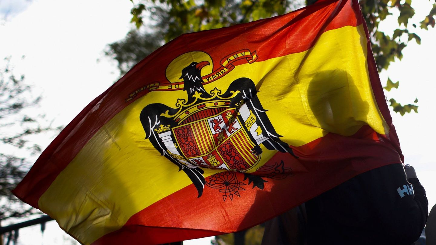 La bandera franquista es preconstitucional... ¿pero es ilegal exhibirla en  público?