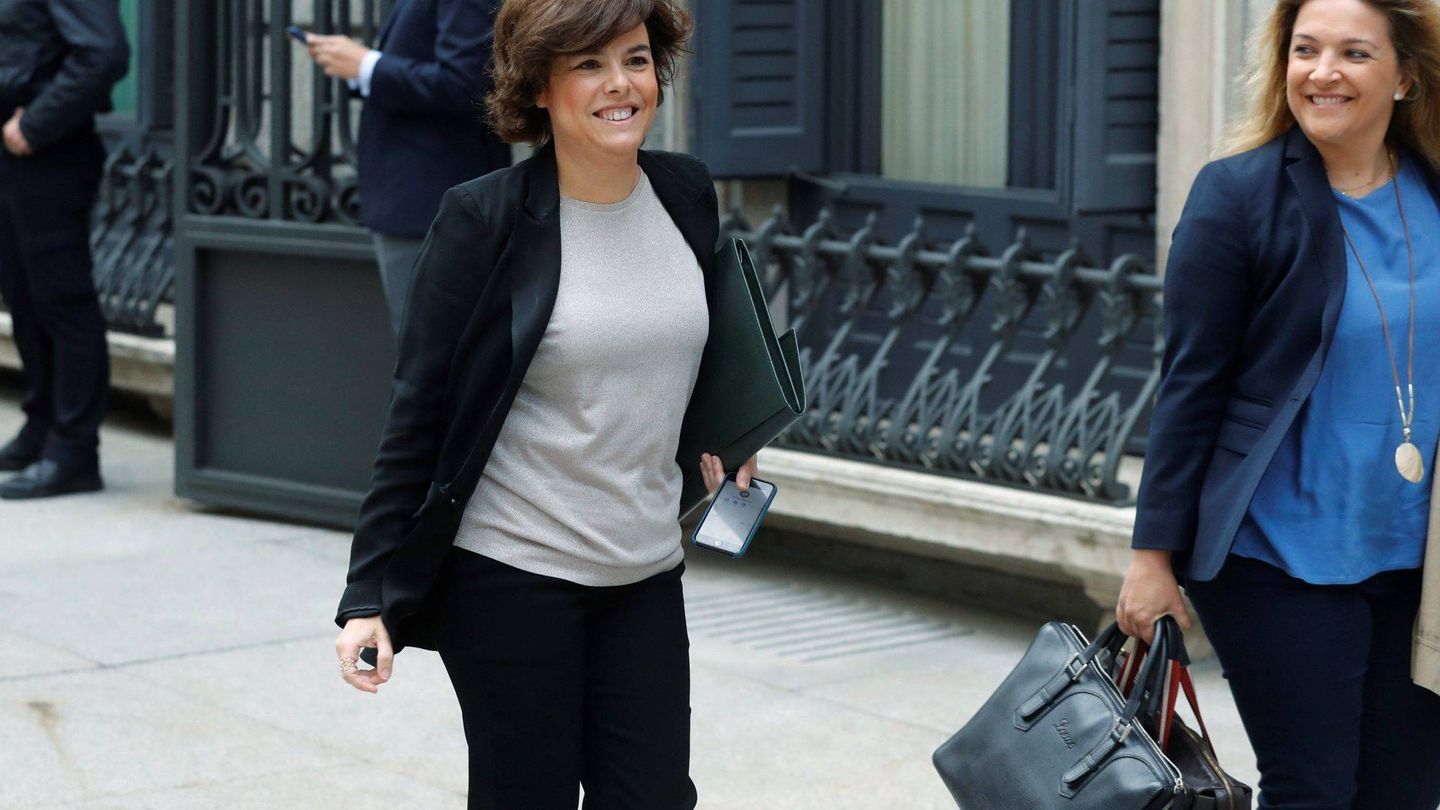 El bolso de la vicepresidenta del Gobierno Soraya Sáez de Santamaría, a su llegada al hemiciclo. (EFE)