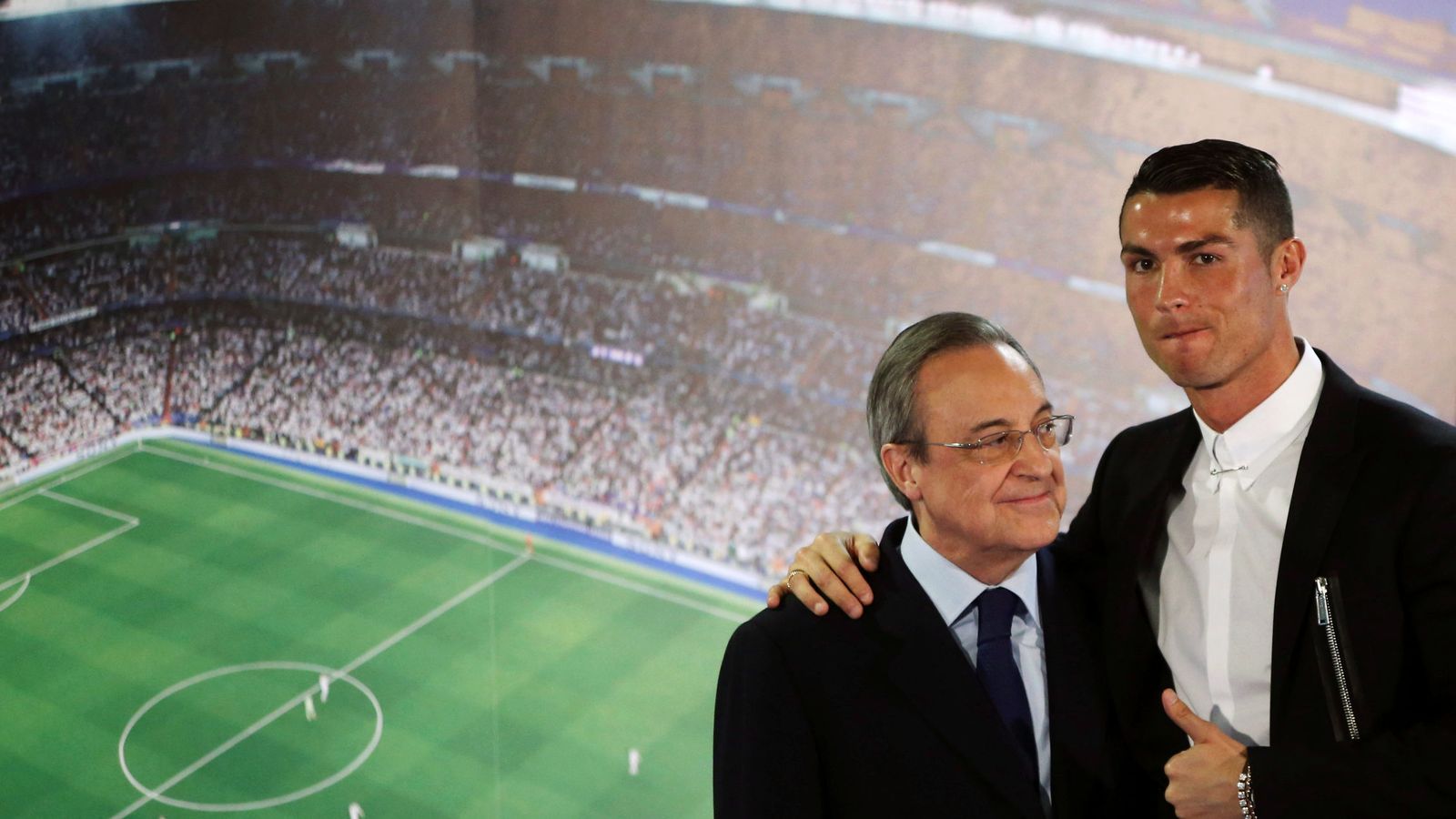 Foto: Cristiano Ronaldo, junto a Florentino Pérez, durante el acto celebrado en el Bernabéu. (Reuters)