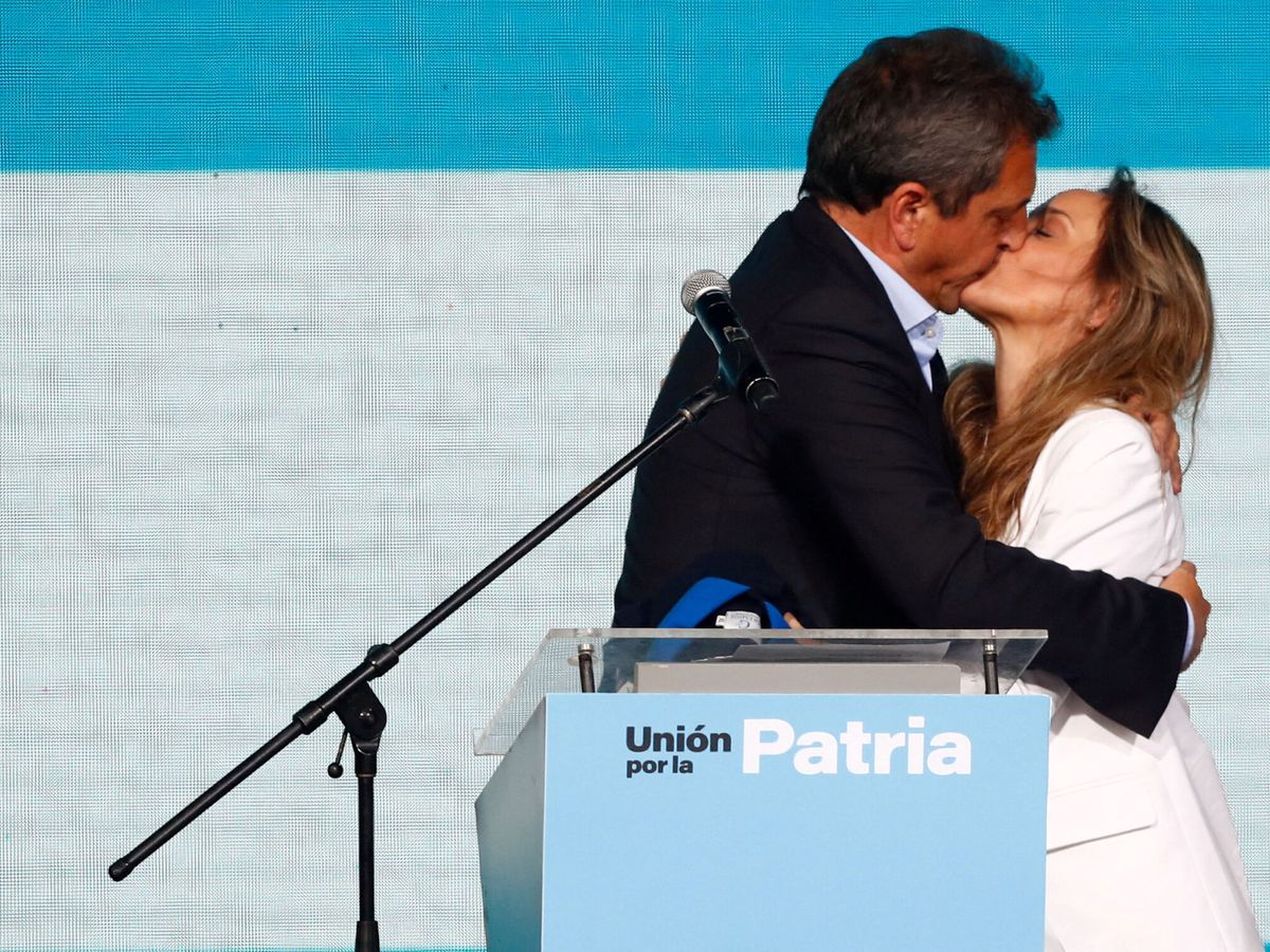 Foto:  Sergio Massa y Malena Galmarini celebran su victoria en las elecciones argentinas. (Reuters/Mariana Nedelcu)