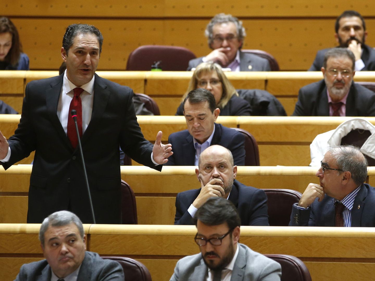 El senador José Cepeda interviene en el pleno de la Cámara Alta del 7 de febrero de 2017. (EFE)
