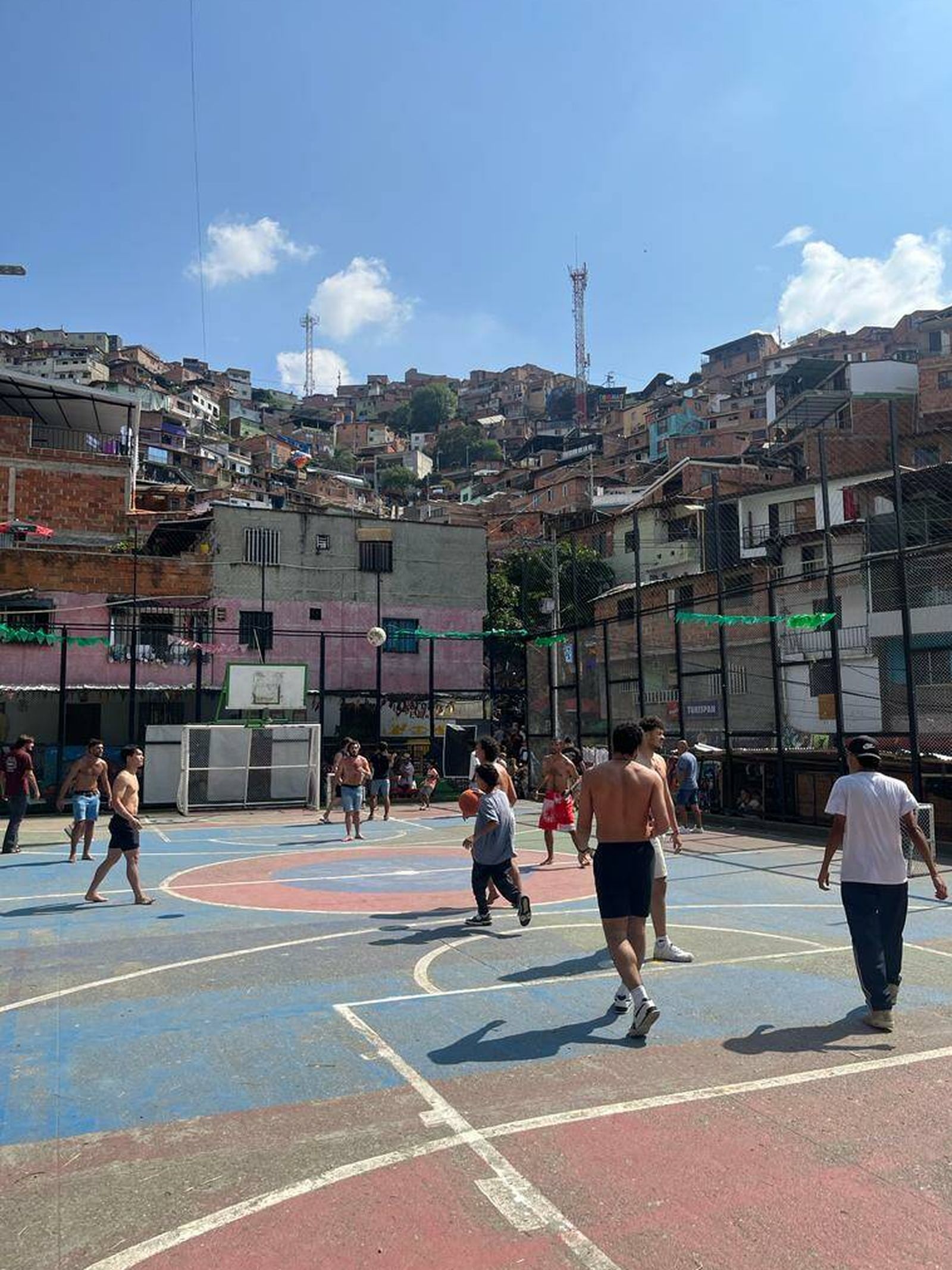 Jóvenes jugando al fútbol en la Comuna 13 de Medellín. (J.M.R)