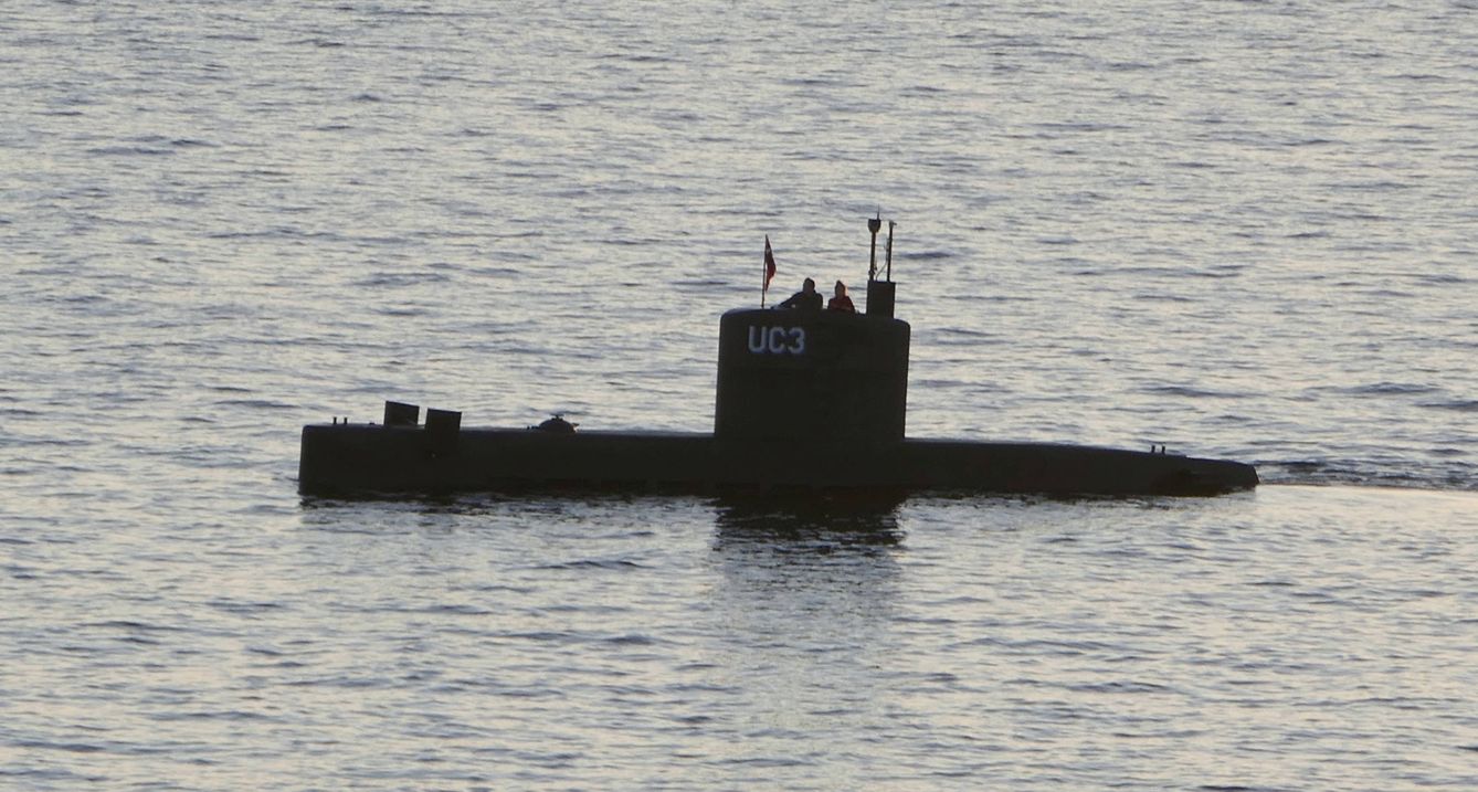 El submarino 'UC3 Nautilus' de Peter Madsen navega en el puerto de Copenhague. (Reuters)