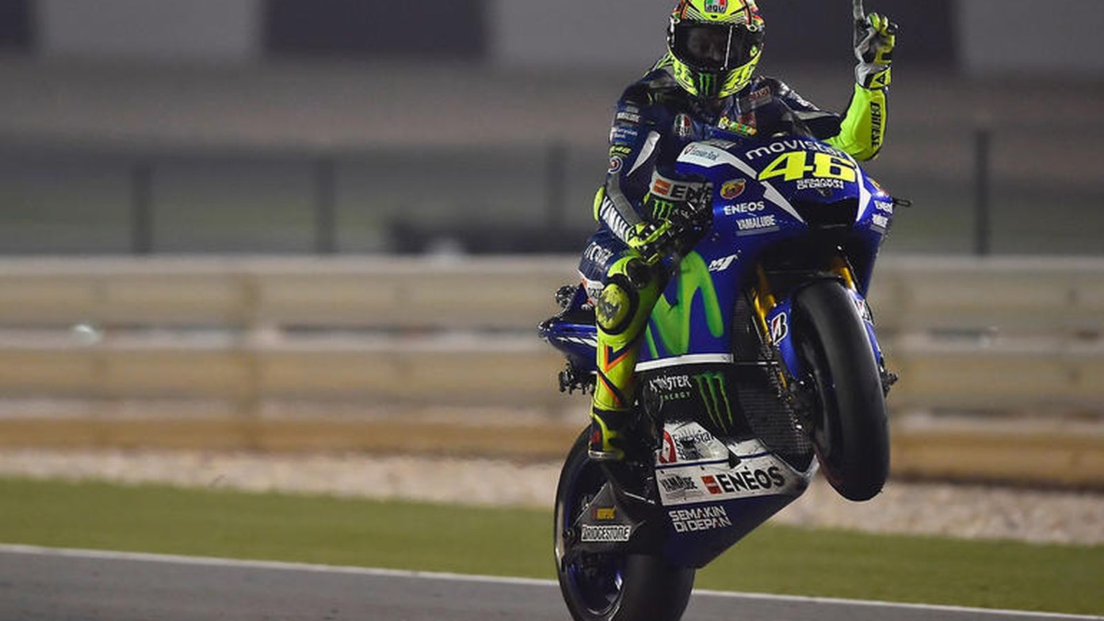 Foto: Valentino Rossi celebra su vitoria en Qatar (Yamaha).