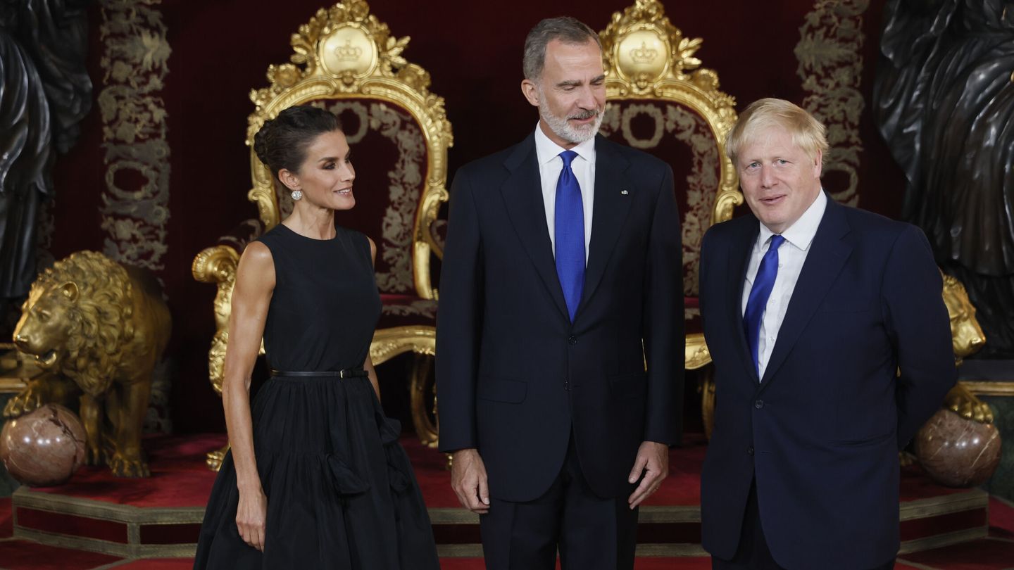 Los Reyes posan con el primer ministro británico Boris Johnson. (EFE/Pool/Juanjo Martín)