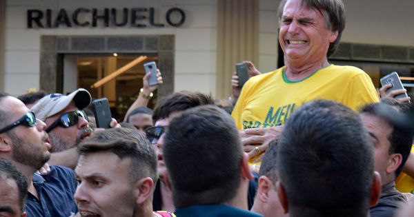 Foto: Jair Bolsonaro, instantes después de ser acuchillado durante un mitin presidencial en septiembre de 2018. (Reuters)