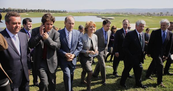Foto: Aguirre, escoltada por Ignacio González y Joaquín Molpeceres, cuando inauguró el campo de golf de El Encín en marzo de 2011.