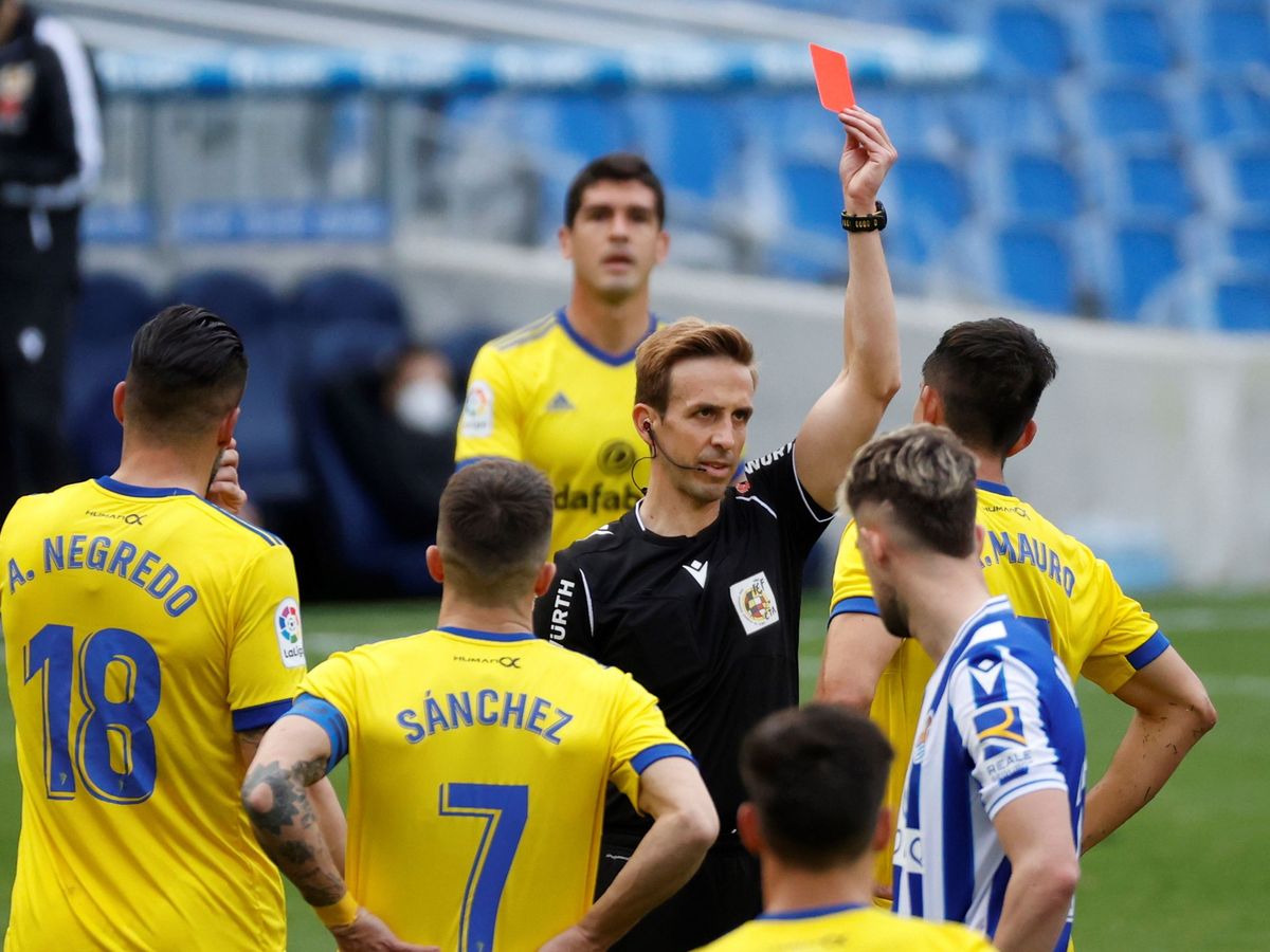 Foto: El árbitro Pizarro Gómez muestra la tarjeta roja al jugador del Cádiz, Marcos Mauro. (Efe)