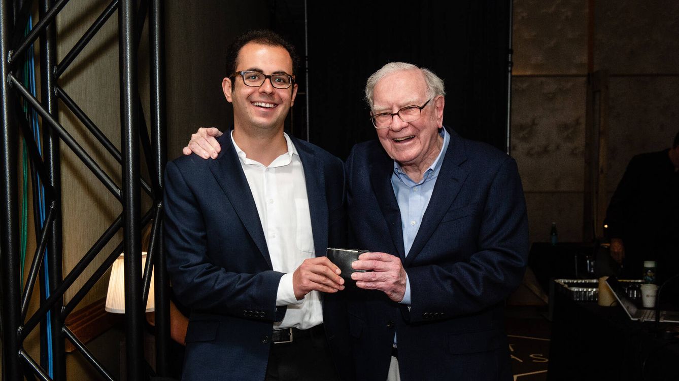Foto: Joshua Browder (izquierda), junto a Warren Buffet, en un evento de 2018. (Foto cedida por Joshua Browder)