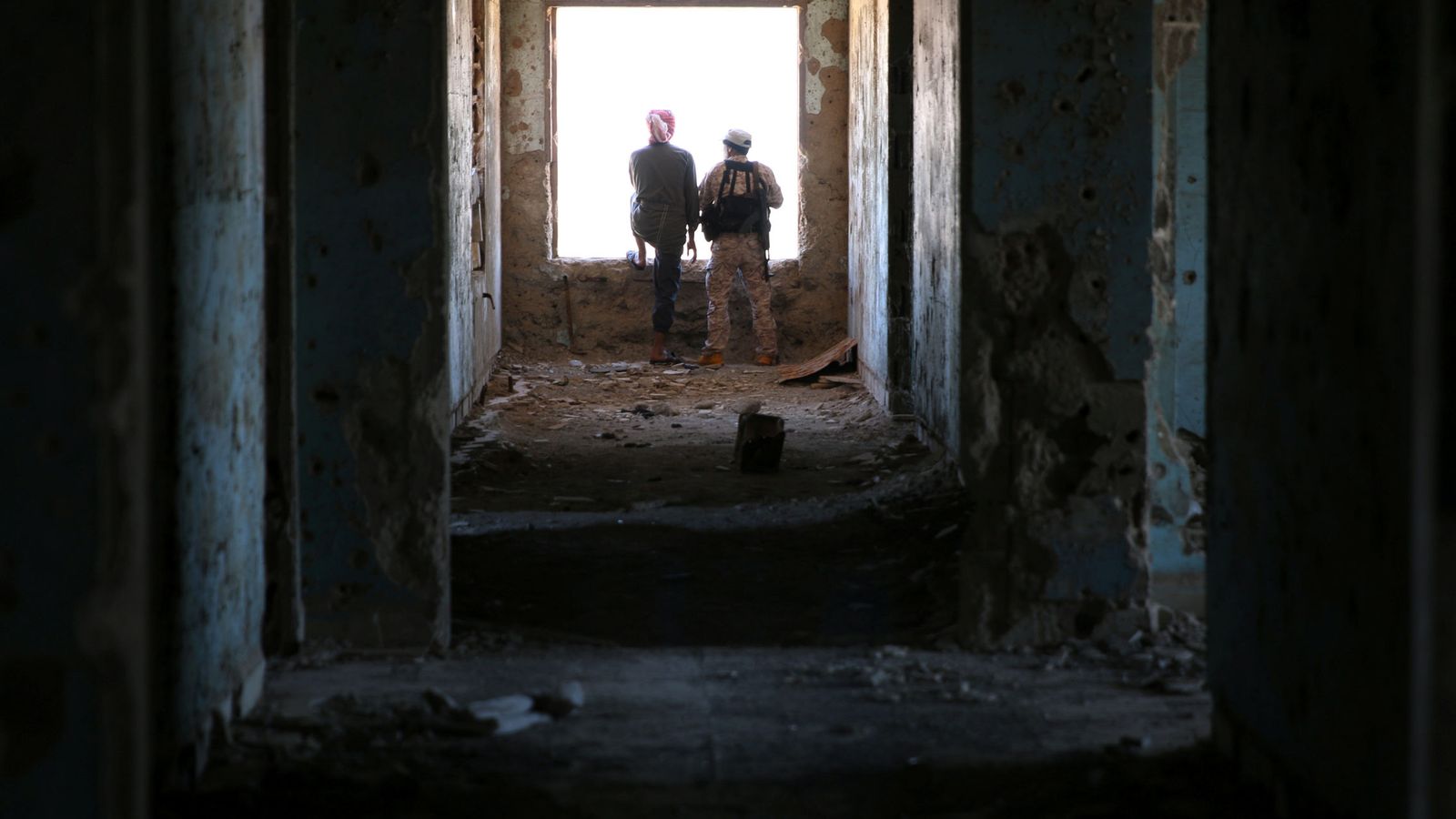 Foto: Rebeldes en un edificio destruido en Quneitra (Siria) un día después del acuerdo entre EEUU y Rusia. (Reuters)