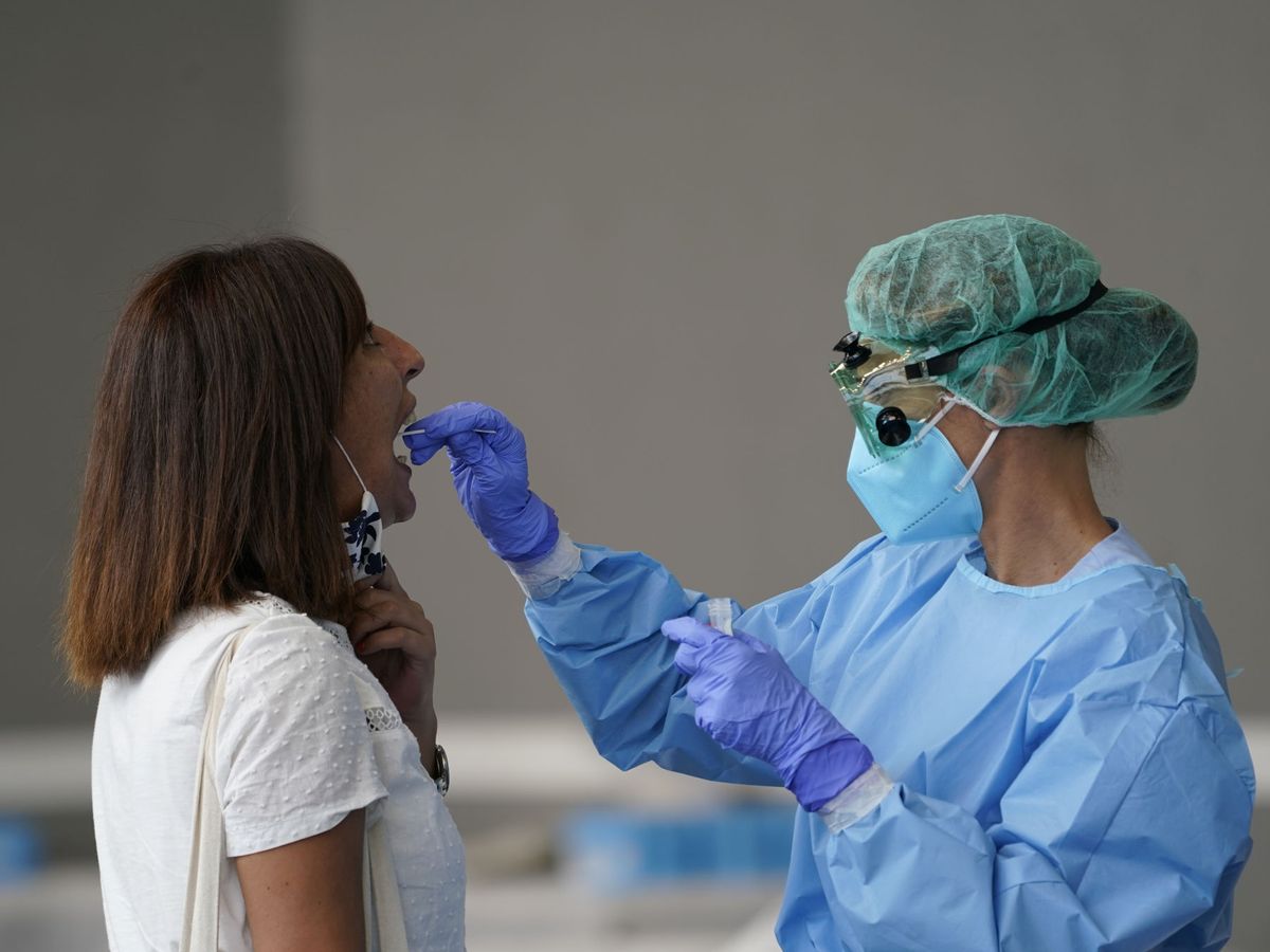 Foto: Una enfermera realiza un test de detección del coronavirus a una mujer en País Vasco. (Reuters) 