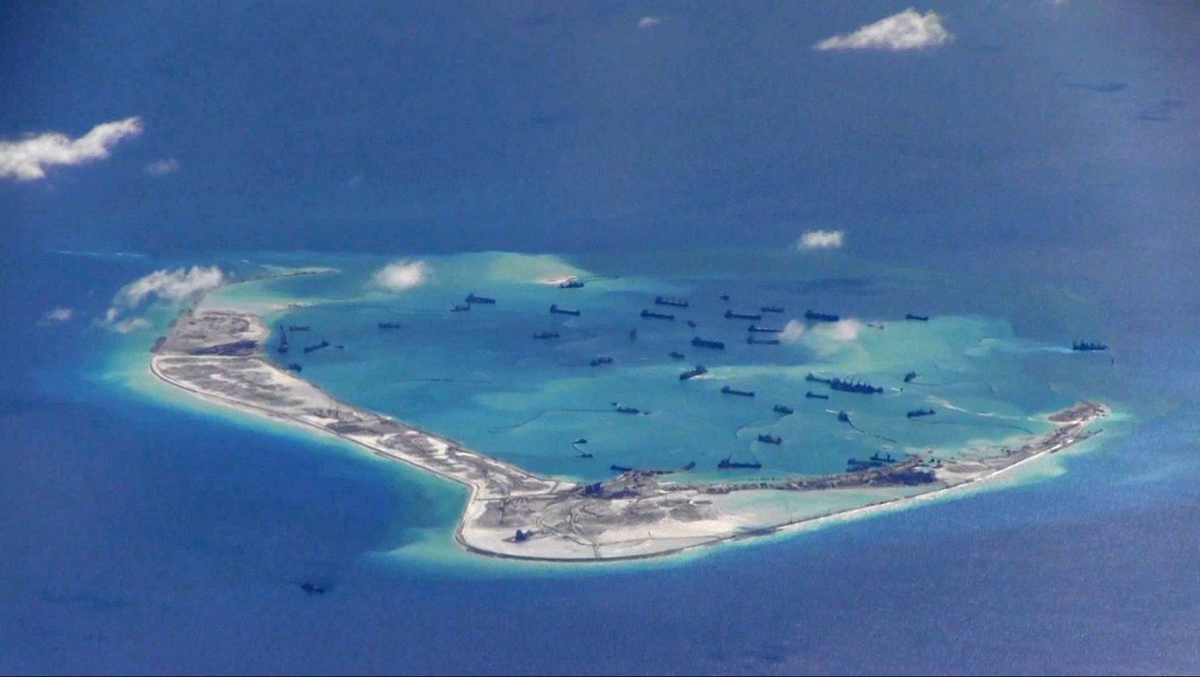 Barcos de dragado chinos en las aguas en torno al atolón Mischief, reclamado también por Taiwán y Vietnam, en una imagen de mayo de 2015 (Reuters). 